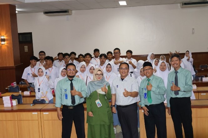 Visit of Al-Azhar High School to Diponegoro University: Introducing the Faculty of Economics and Business and Career Opportunities for Graduates